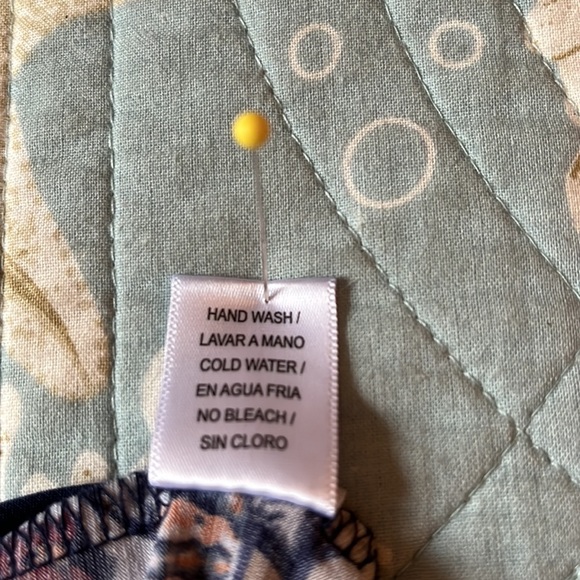 Sleeveless print top with solid side panels size 3X  Naïf - Picture 7 of 7